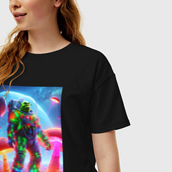 Футболка оверсайз женская Космонавт Шрек в неоновом скафандре, цвет: черный — фото 2