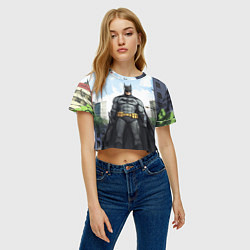 Футболка 3D укороченная женская Бэтмен стоит на улице, цвет: 3D-принт — фото 2