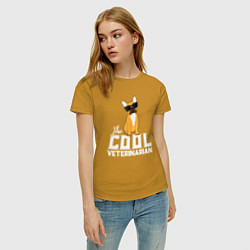 Футболка хлопковая женская Крутой ветеринар французский бульдог, цвет: горчичный — фото 2