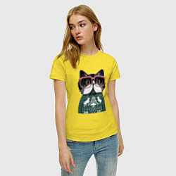 Футболка хлопковая женская Умный кот в очках в новогоднем свитере, цвет: желтый — фото 2