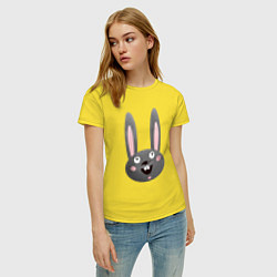 Футболка хлопковая женская Чёрный кролик с большими глазами и улыбкой, цвет: желтый — фото 2