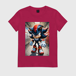 Футболка хлопковая женская Ежик Шедоу стоит в коридоре, цвет: маджента