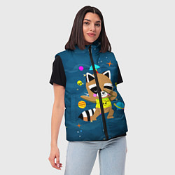 Женский жилет Енот в космосе, цвет: 3D-красный — фото 2