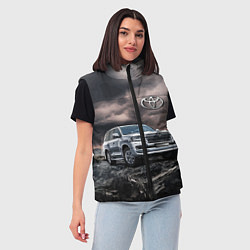 Женский жилет Toyota Land Cruiser 200 среди скал, цвет: 3D-черный — фото 2
