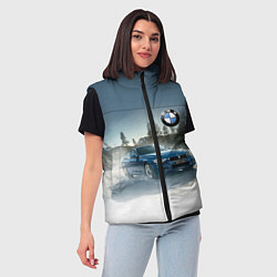 Женский жилет Крутая бэха мчится по лесной дороге, цвет: 3D-светло-серый — фото 2