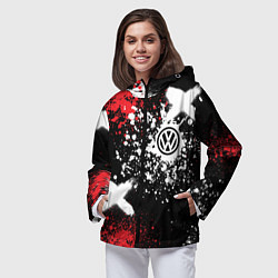Ветровка с капюшоном женская Фольксваген на фоне граффити и брызг красок, цвет: 3D-черный — фото 2