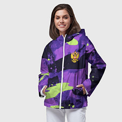 Ветровка с капюшоном женская Герб РФ на фиолетовом камуфляже, цвет: 3D-белый — фото 2